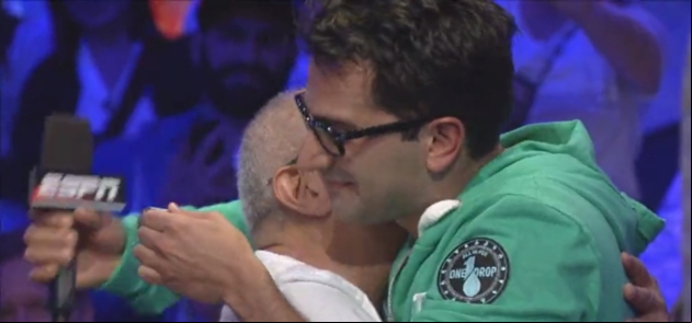 Antonio Esfandiari abbraccia commosso il padre dopo il trionfo