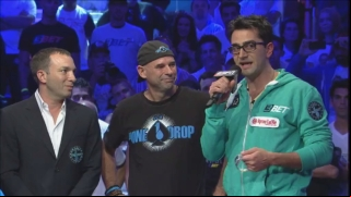 Guy Lalibertè, qui al centro durante la premiazione (a sinistra il CEO di Caesars Mitch Garber, a destra Antonio Esfandiari)